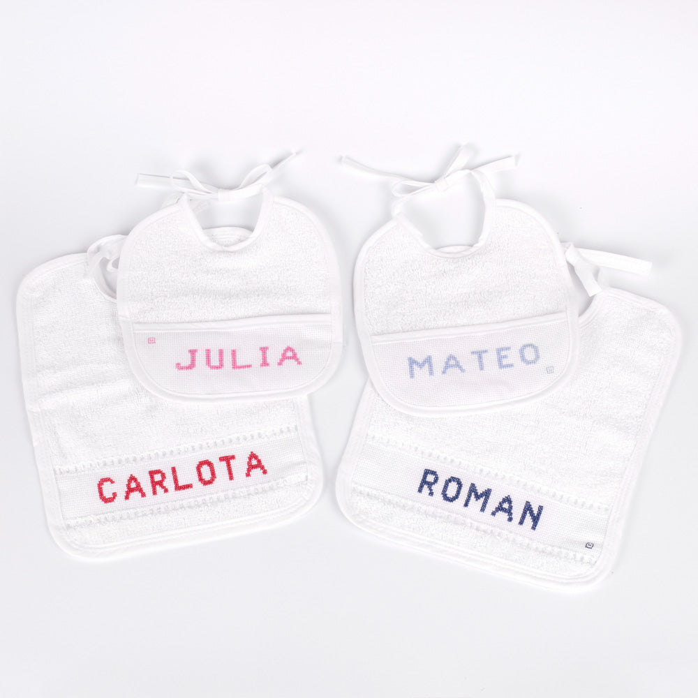 Baberos bordados con nombre y encaje para tu bebé